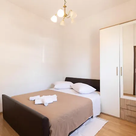 Pet Friendly In With Wifi Διαμέρισμα Omiš